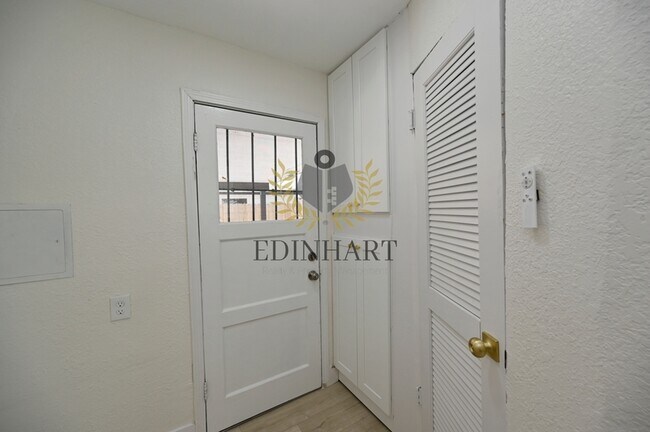 Building Photo - 1584 N Carruth Ave