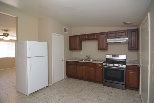 Building Photo - 1518 S Tucson Blvd