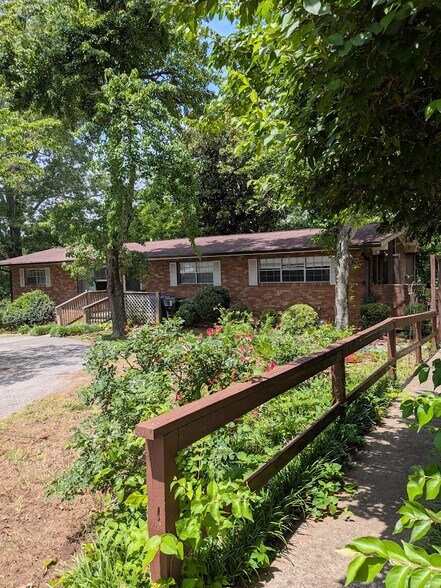 Building Photo - 319 Walsh Rd