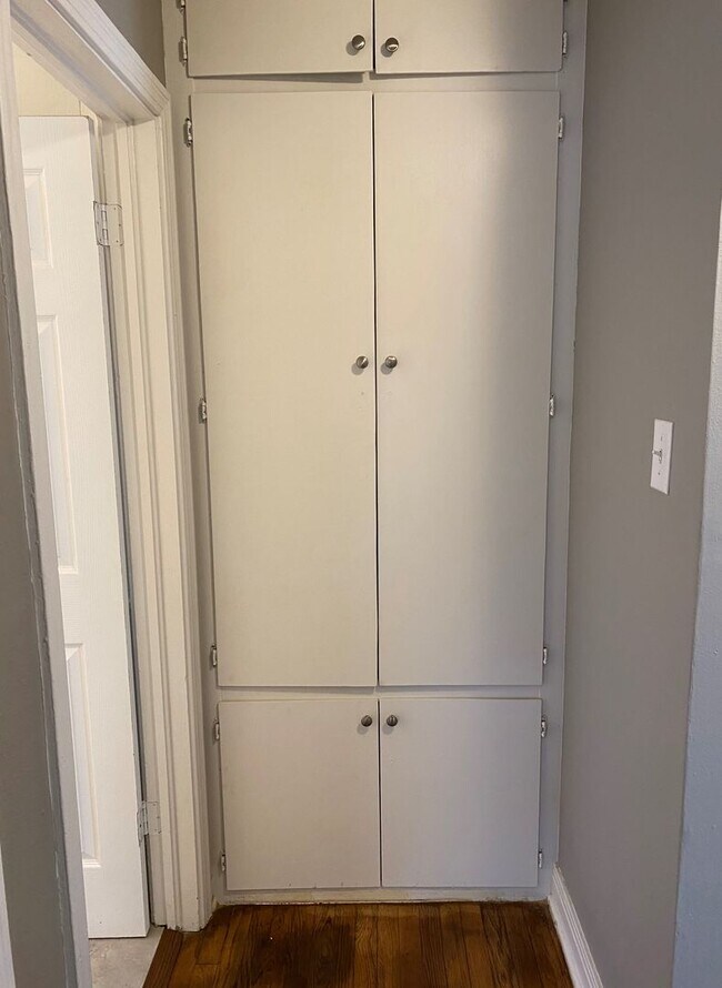 Building Photo - 2 Bed 1 Bath with Large backyard