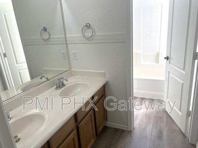 Building Photo - 4196 S Mariposa Dr