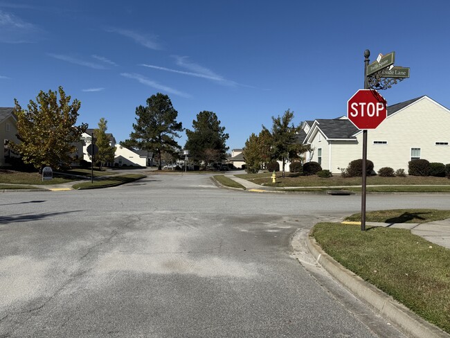 Building Photo - 600 Trellis Square