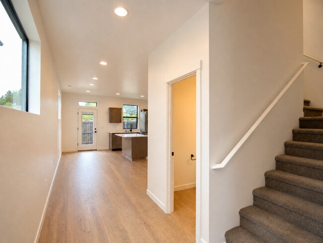 Building Photo - 10116 NE 45th Ct