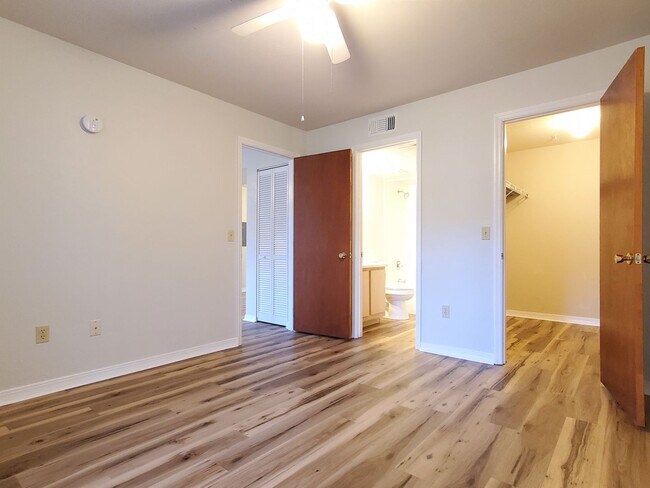 Building Photo - FOR RENT 1 bedroom 1 bath condo, balcony, ...