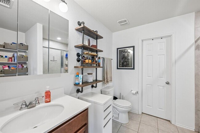 Building Photo - 216 La Dera Dr