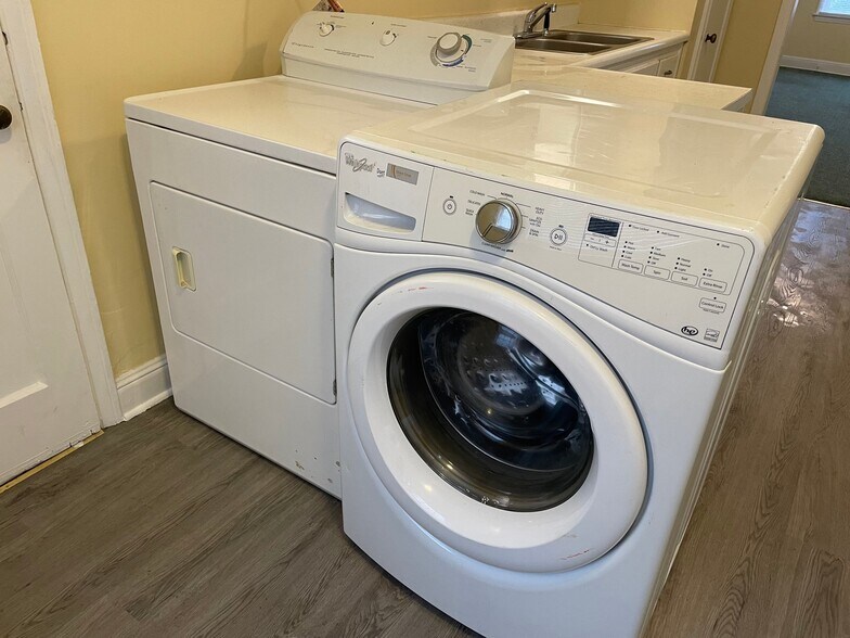 Building Photo - 1037 6th St W