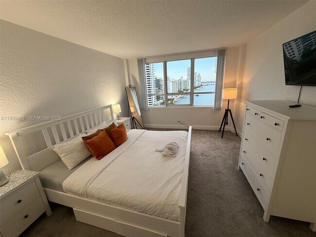 Building Photo - 1500 Bay Rd