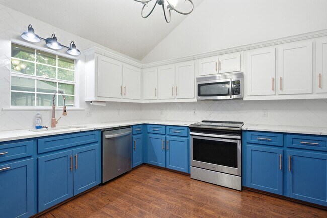 Building Photo - 121 Mill Ct