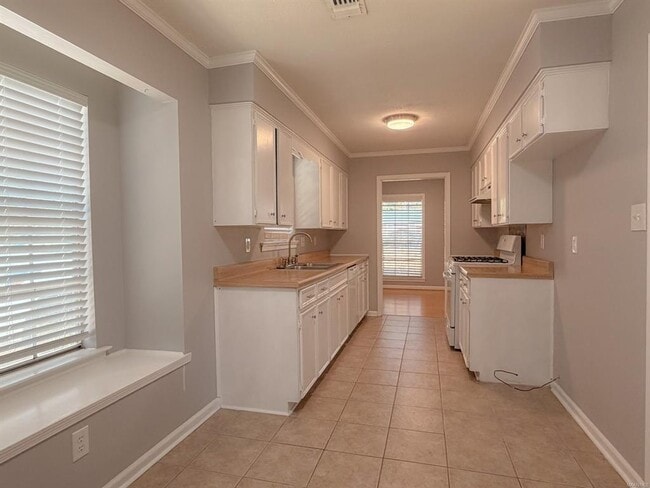 Building Photo - 122 Primrose Dr