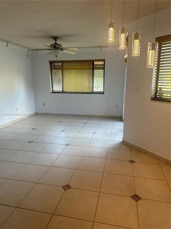 Building Photo - 15489 N Miami Lakeway