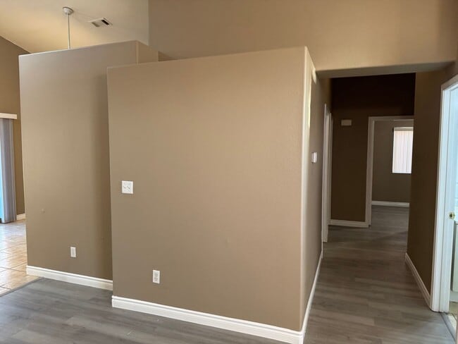 Building Photo - 2 Bedroom FAST MOVE IN!