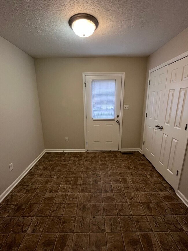 Building Photo - HALF OFF ONE MONTH AT UPPER STONE!