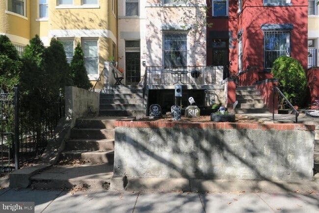 Building Photo - 1031 Park Rd NW