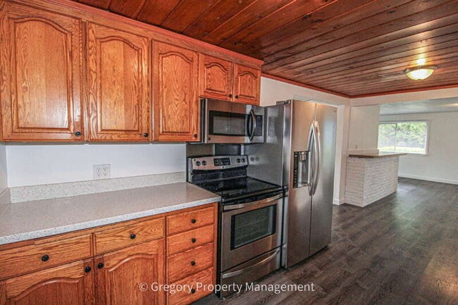 Building Photo - 1202 44th St SE