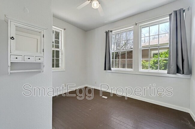 Building Photo - 920 E 51st St