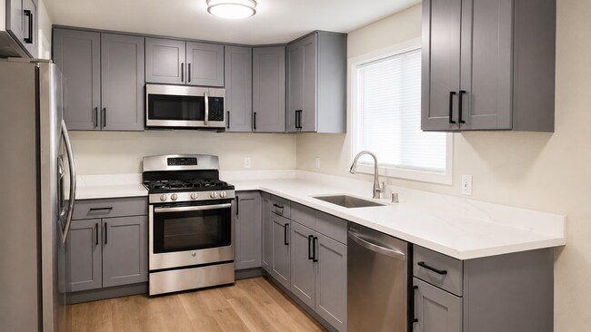 Building Photo - Renovated 3-Bedroom Home with Fenced Yard, Fireplace & In-Unit Laundry