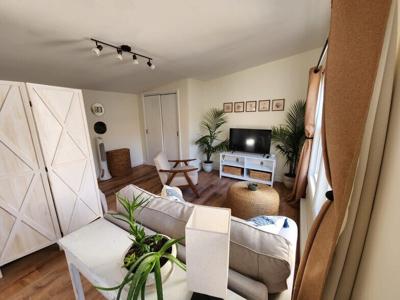 Primary Photo - 815 E Curtis Ave