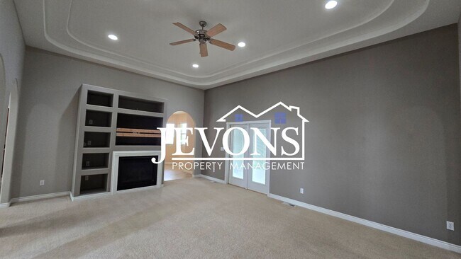 Building Photo - Open House viewings every Tuesday and Friday at 12:00 PM.