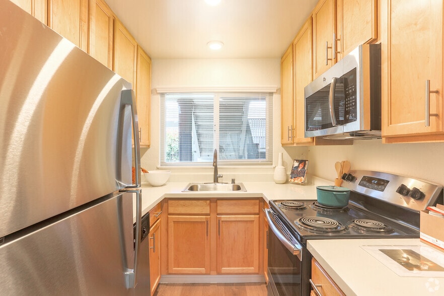 Quartz Countertops & Stainless Steel Appliances - Parkwood Apartments