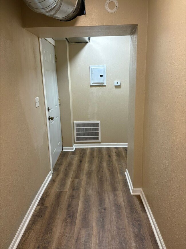 Building Photo - 1471 Main St