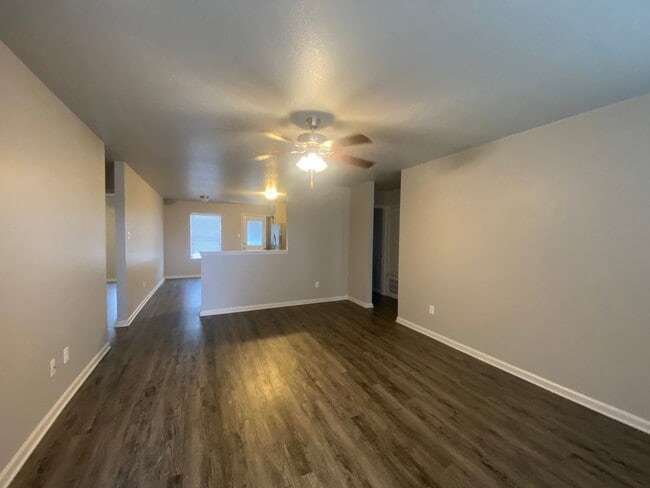 Building Photo - Clean 3bed/2 bath Home!