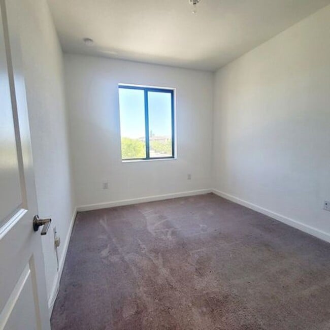 Building Photo - 20742 NE 5th Ct