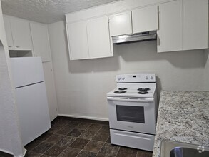 Building Photo - Recently Remodeled 3 bed/ 1 bath home!