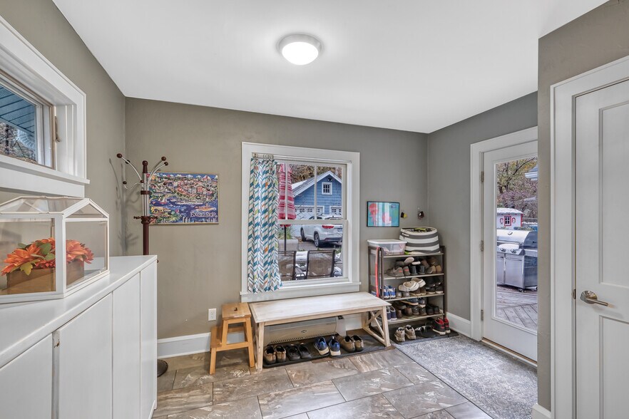 Building Photo - 5050 Manitou Rd