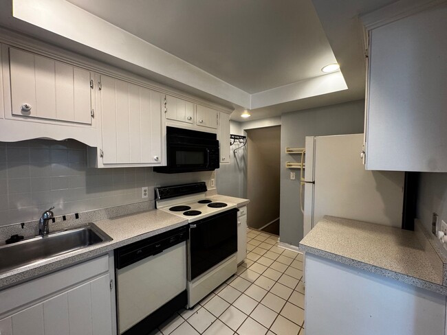 Building Photo - 3 level end unit 1br+den 2ba town house in...