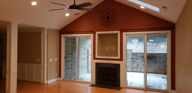 Building Photo - 315 St Nicholas Trail