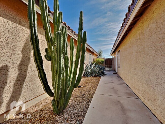 Building Photo - 8027 W Laurel Ln