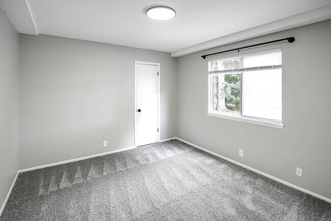 Building Photo - Ground-Floor 1-Bedroom with Walk-Out Patio
