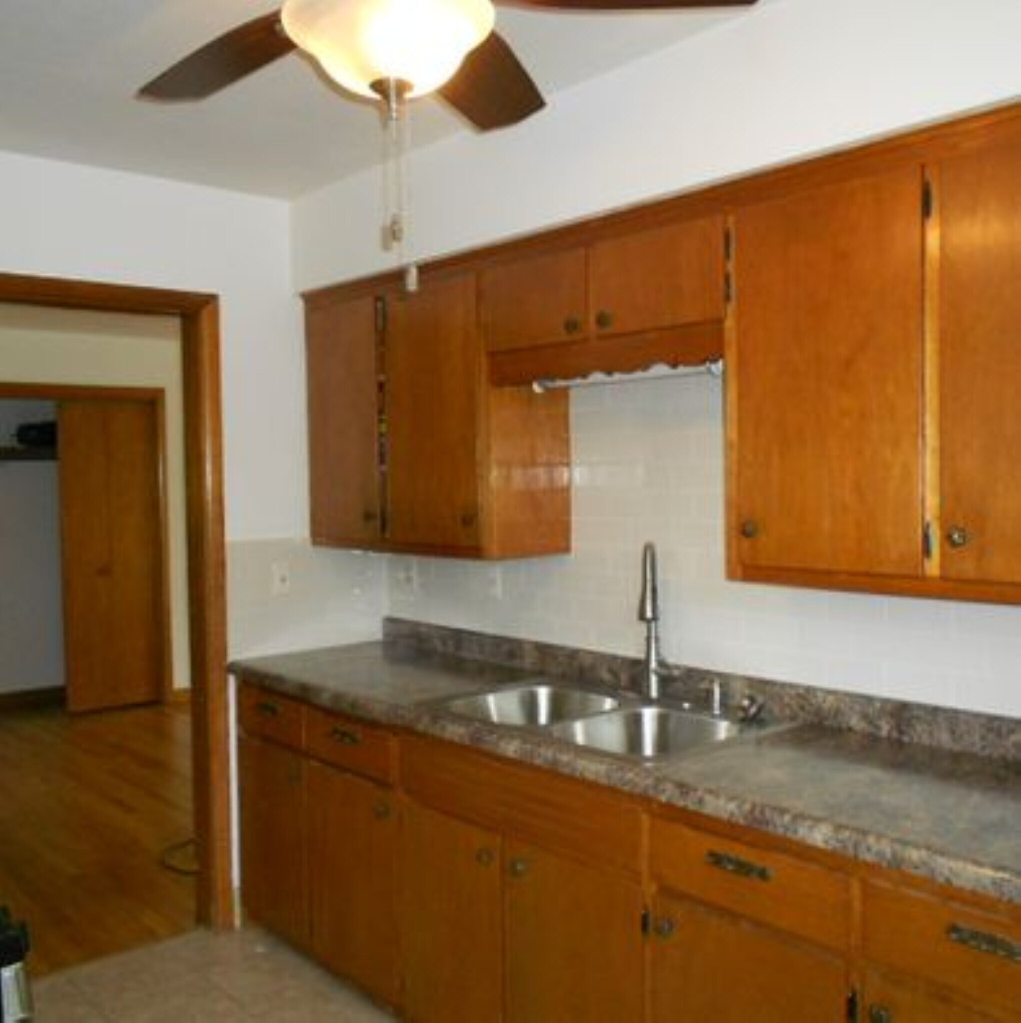 Building Photo - 112 E Dean Ave