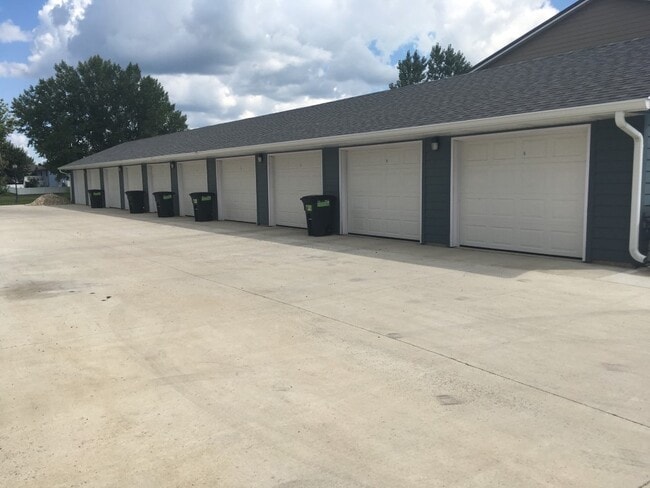 Building Photo - 3 BD, 2 BA IN TEA! LOCATION! LOCATION! LOCATION! AMENITY FILLED, PET FRIENDLY TOWN HOME!