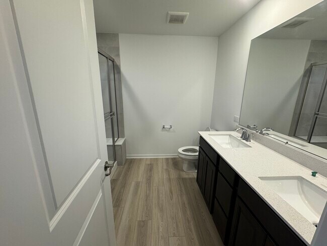 Building Photo - 14849 S Hillside Dr