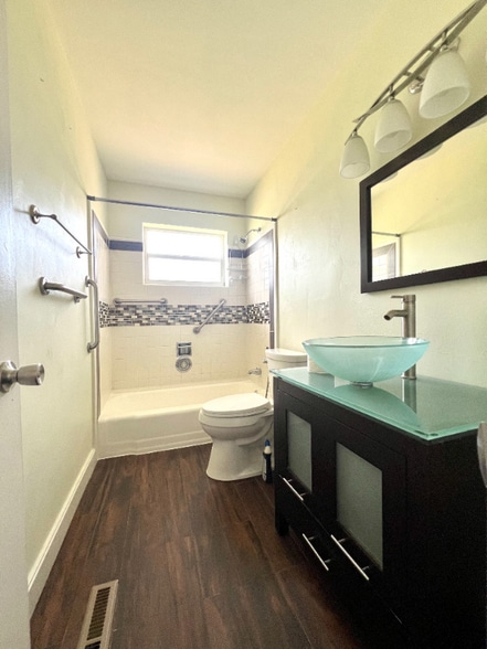 Building Photo - 2540 Sistina St