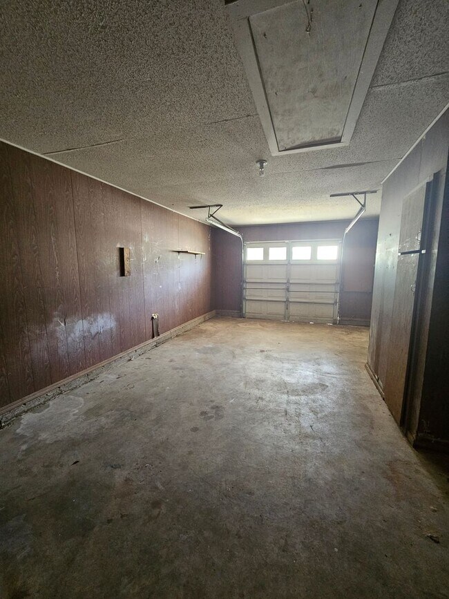 Building Photo - (3) Bed/(2) Bath Avail NOW! Pets Negotiable!