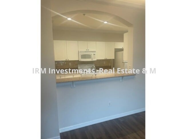 Building Photo - 3 bedroom 2 bath condo