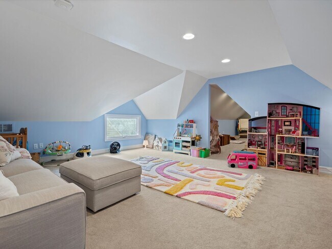 Building Photo - Don't Miss Out!