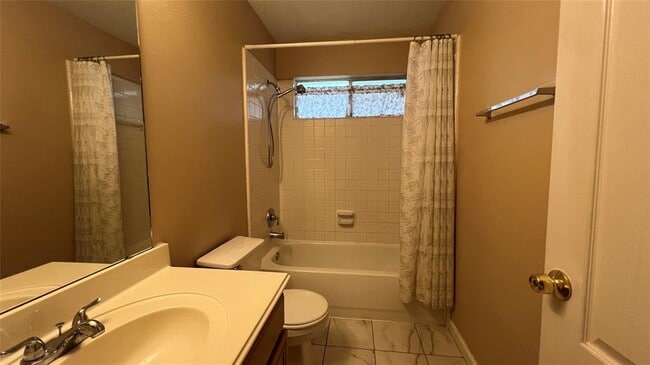 Building Photo - 1810 Manor Cir