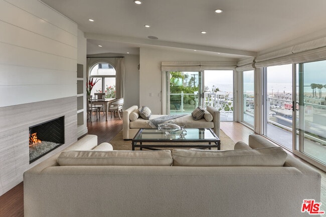 Building Photo - 218 Montreal St