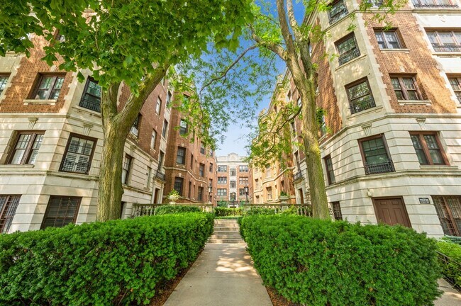 Primary Photo - 2326 N Lincoln Park W