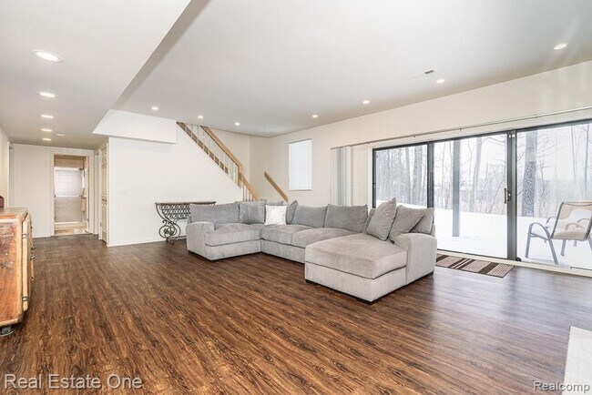 Building Photo - 7086 Danbrooke Ct