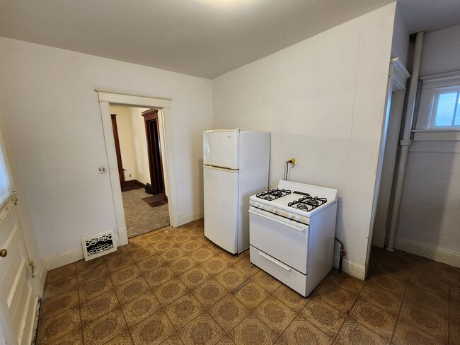 Building Photo - Great 2 Bedroom House in Moline