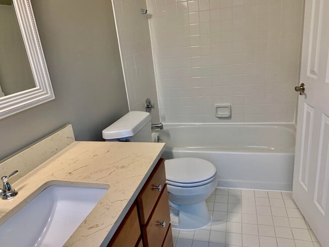 Building Photo - MUST SEE! End Unit, Electric Fireplace, Gr...