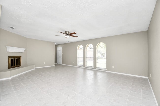 Building Photo - 14235 Bella Dr