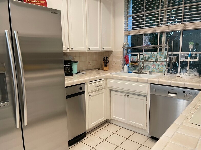 Kitchen - 1375 Kelton Ave