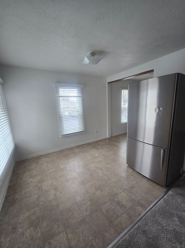 Building Photo - 2 bed 1 bath Recently Remodeled