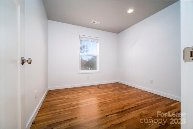 Building Photo - 301 McAllister St