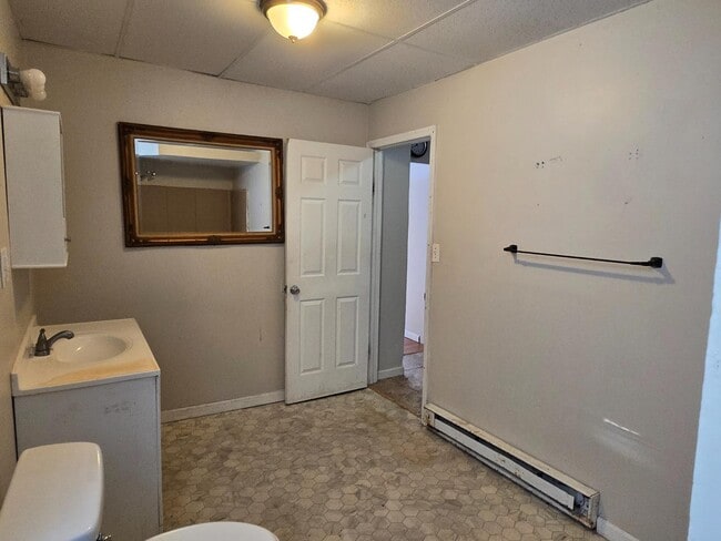 Building Photo - 300 William St